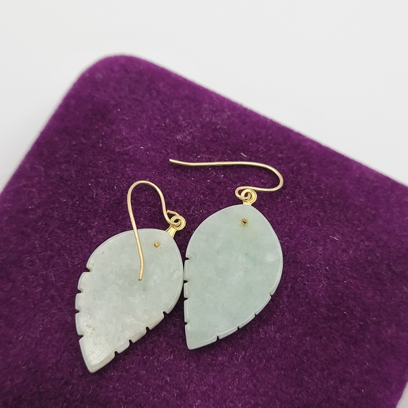 Gorgeous 14K (585 Stamped) Gold and Carved Jade Jadeite Green Leaf Earrings - Picture 8 of 9